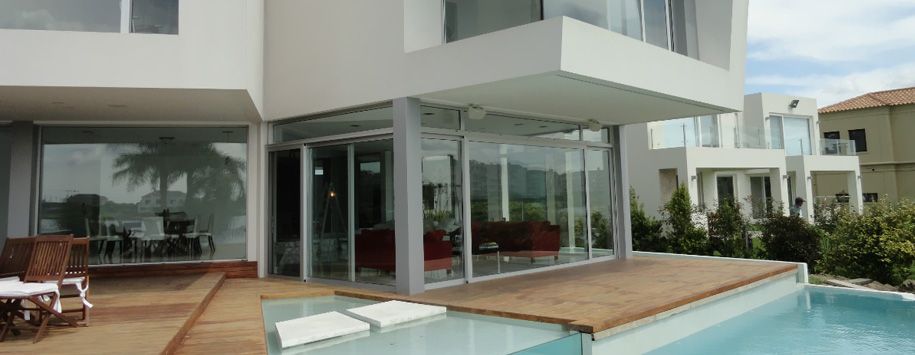 Aluminios Montaño casa con piscina
