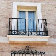 Aluminios Montaño balcón con rejas negras