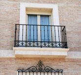 Aluminios Montaño balcón con rejas negras