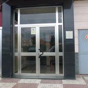 Aluminios Montaño puerta de aluminio